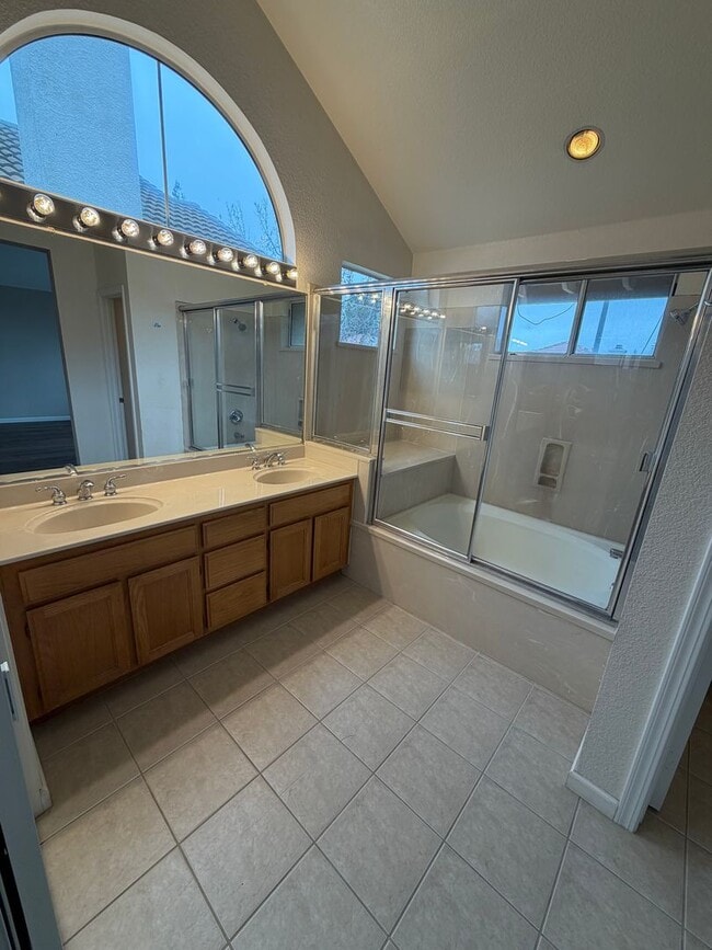 Building Photo - 3 Bed 2.5 Bath Single Family Home In Concord