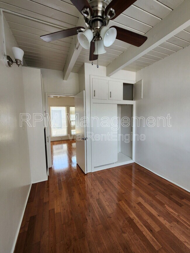 Building Photo - 1909 Beachwood Dr