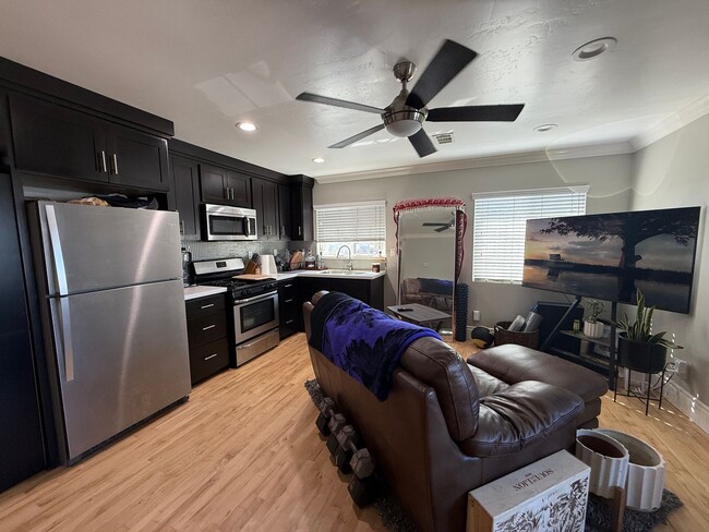 Building Photo - UPSTAIRS UNIT! Washer&Dryer! Assigned Park...