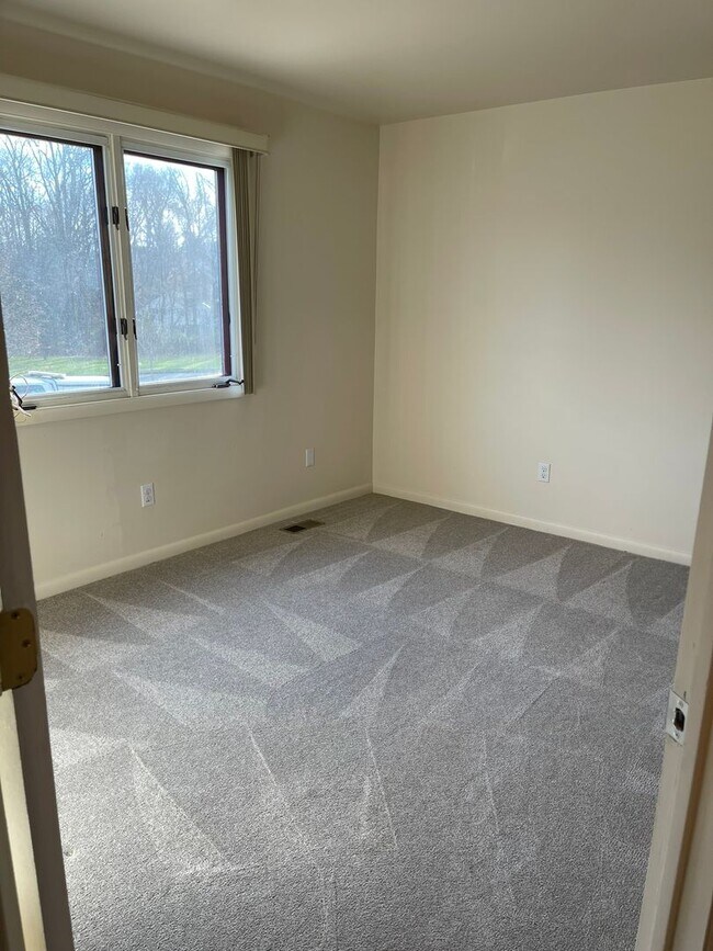 Building Photo - 105 Foxfire Dr