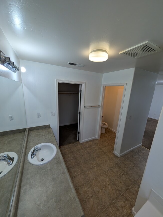 Building Photo - 3200 S Jensen Ct