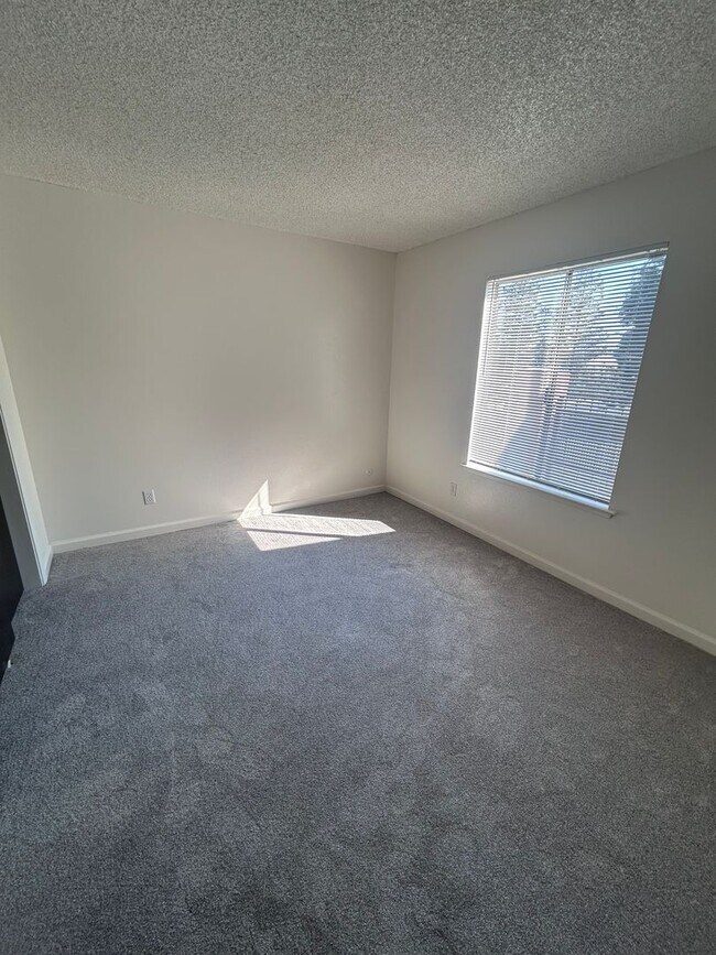 Building Photo - Upstairs Unit!!! Move in Ready!