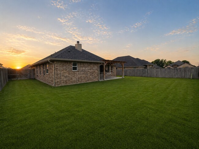 Building Photo - AVAILABLE FOR MOVE-IN WITH A 2-WEEK NOTICE
