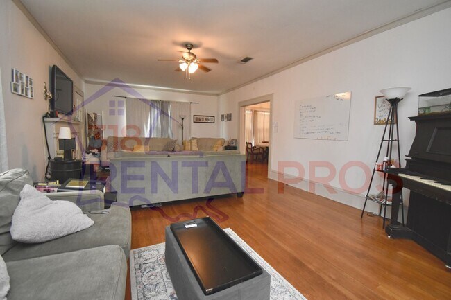 Building Photo - 3 Bed 2 Bath Home Within Walking Distance to Tech!