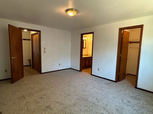 Building Photo - 1033 E Chateau Dr