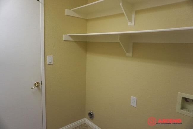 Building Photo - 3 Bedroom Home Near White Ln. & Gosford!