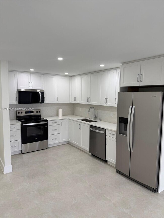 Building Photo - 8005 Lake Dr