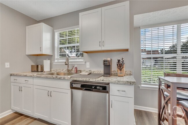 Building Photo - 11 Ropemaker Ct