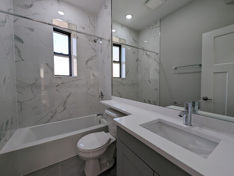 Building Photo - 423 W Belden Ave