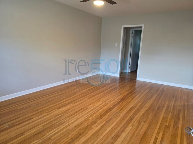 Building Photo - 6601 Blue Bird Dr