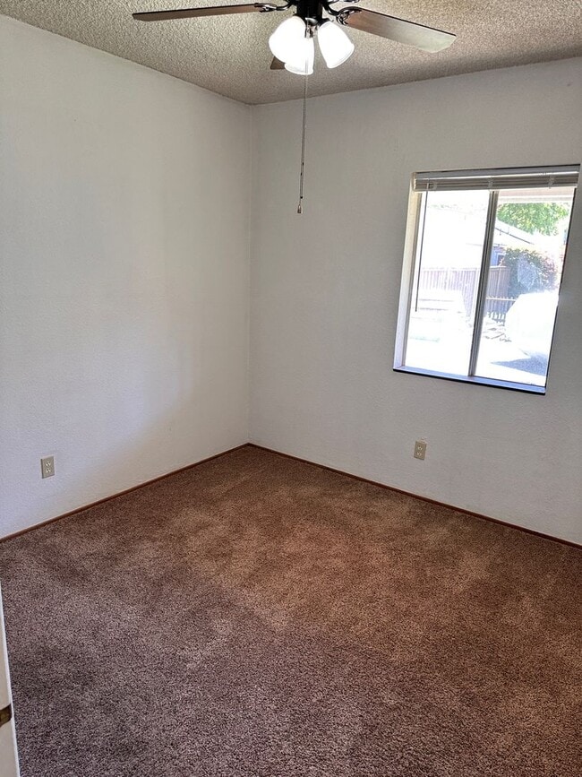 Building Photo - East Sacramento 1 Bed House on Large Lot