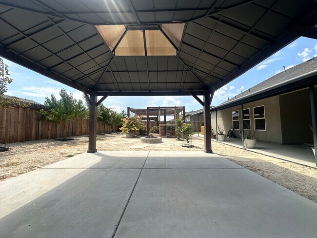Building Photo - 2548 N Kayenta St
