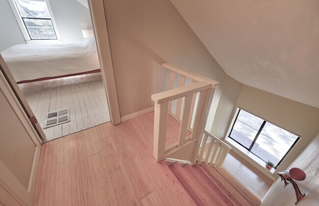 Building Photo - Beautiful Craftsman Bungalow on the edge o...