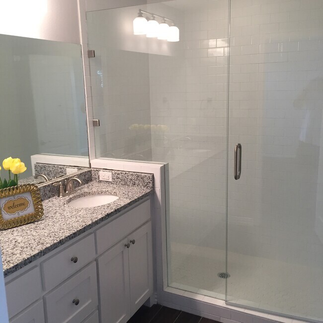 Building Photo - 4926 Villas Dr