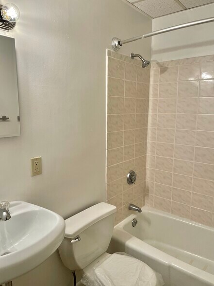 Building Photo - 272 Newbury St