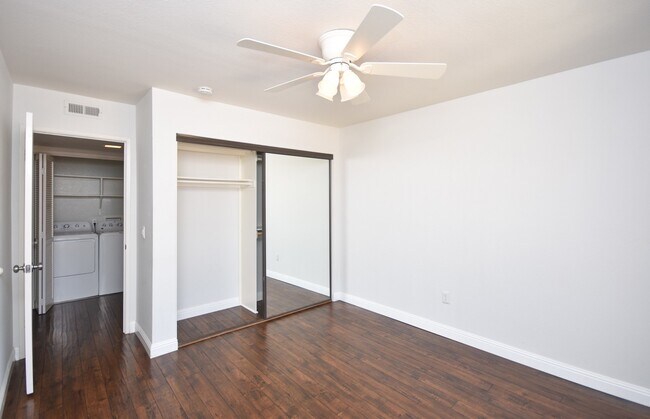 Building Photo - Cozy Upstairs Unit with Greenbelt View!