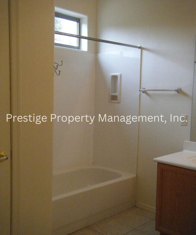 Building Photo - 3/2 Spacious Vail Home, Must See!