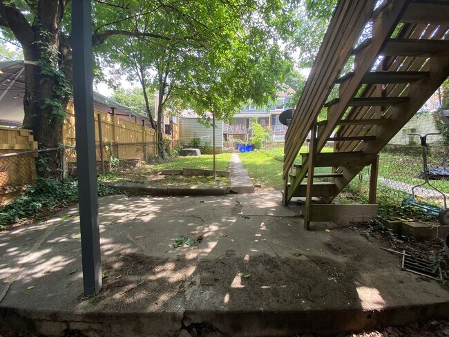 Building Photo - Remodeled one bedroom apartment
