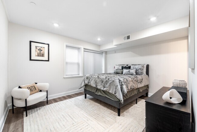 Building Photo - 2341 N College Ave