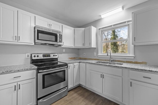 Building Photo - Beautiful 3BR Home in SE Raleigh - Fully Renovated + HUGE Fenced in Yard!