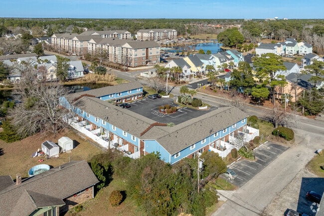 Aerial wide. - Lakeside Court Condominiums