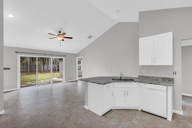 Building Photo - "Spacious 3-Bedroom Home with 2 Full Baths in the Heart of Palm Coast!"