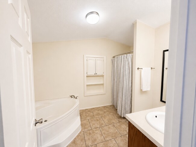 Building Photo - 1320 N Fairgrounds Rd