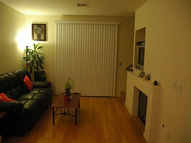 Building Photo - Beautiful Townhouse | Prime Location