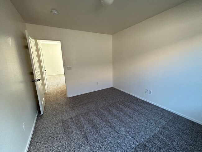 Building Photo - 2640 E Silversmith Trail