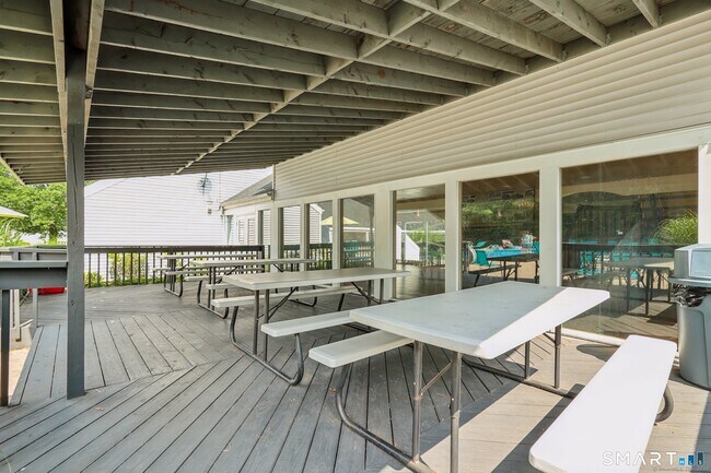 Building Photo - 10 Glenview Dr