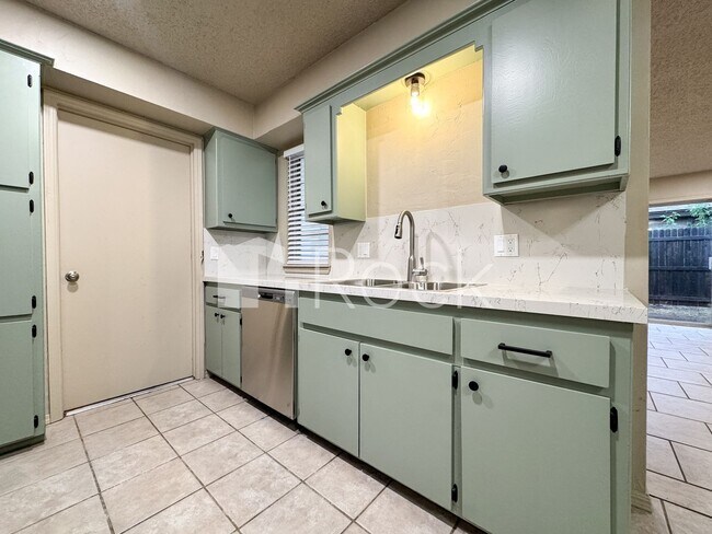 Building Photo - 7024 Woodlake Dr