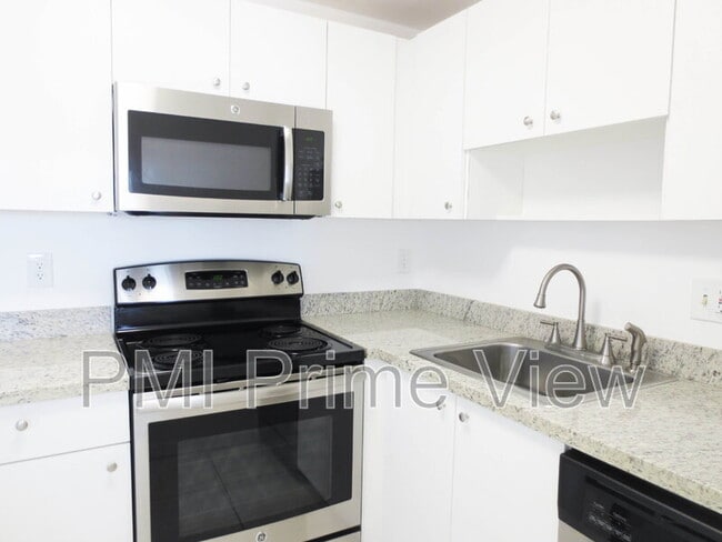 Building Photo - 4164 Inverrary Dr