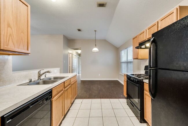 Building Photo - Beautiful single story 3 bed 2 bath!