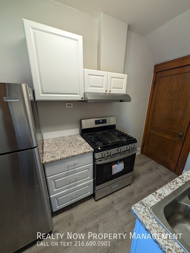 Building Photo - 1313 W 93rd St