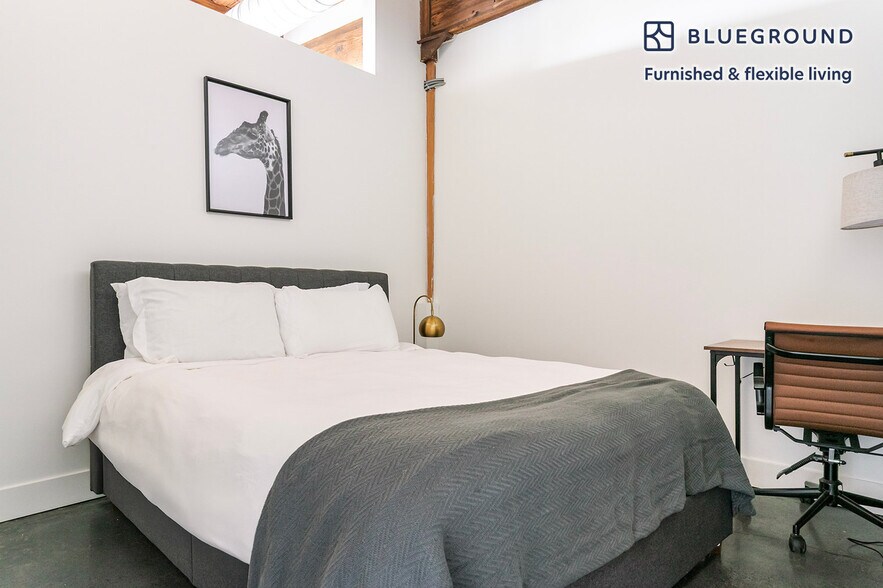 Building Photo - 2061 N Southport Ave