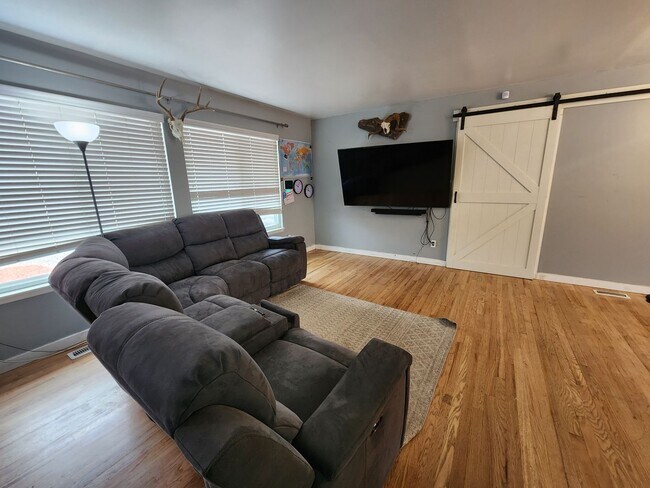Building Photo - Stunning 3 Bed 2 Bath