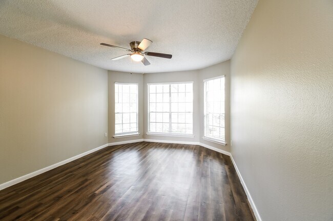 Building Photo - 5306 Spring Branch Dr