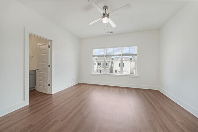 Building Photo - Private Backyard in Beautiful Community