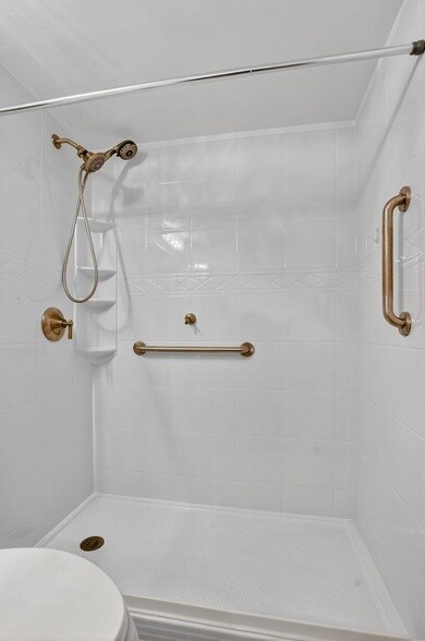 Building Photo - 177 Fanshaw E