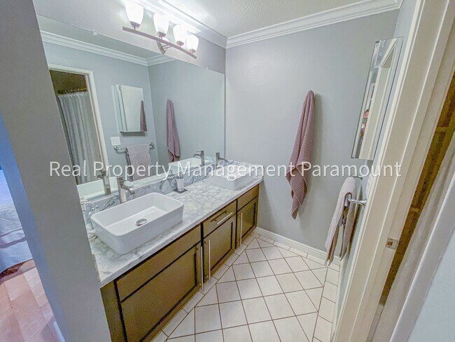 Building Photo - Don't miss out! 2 Bed 2 bath ready to go!