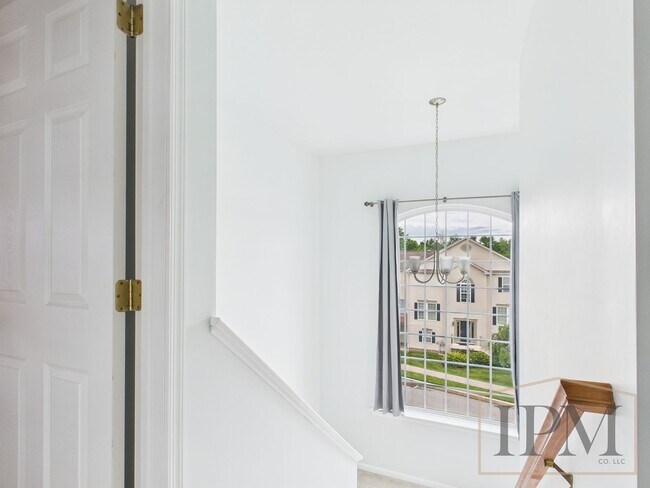 Building Photo - Beautiful 3 Bedroom End Unit in Highly Des...