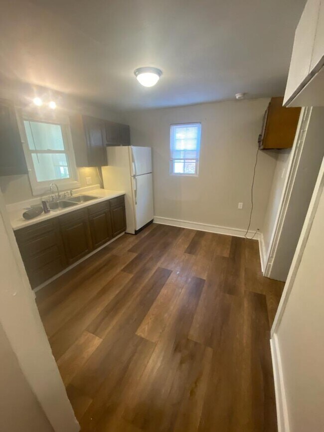 Building Photo - 709 E 22nd St