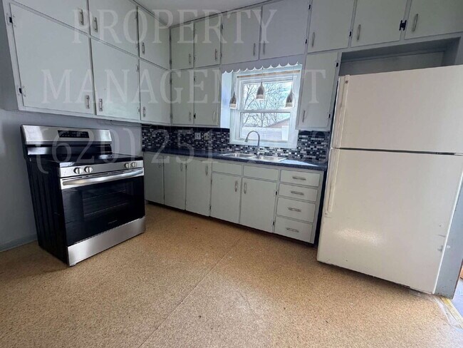 Building Photo - 3 Bedroom