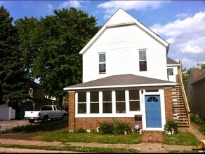 Building Photo - Upstairs 2 Bedroom 1 Bath