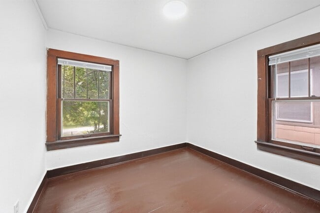 Building Photo - 928 W Dewald St