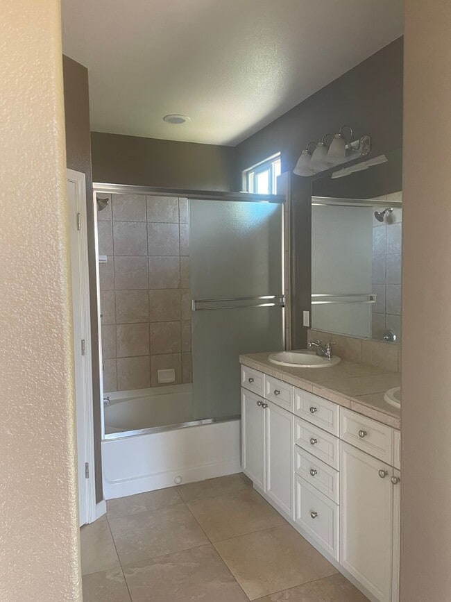 Building Photo - Double Diamond Ranch  Style Home For Rent