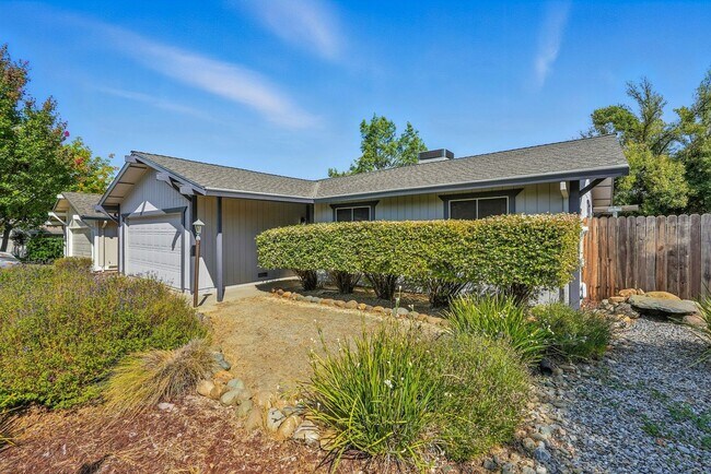 Building Photo - Single-Story 3 Bedroom Home in Quiet El Do...