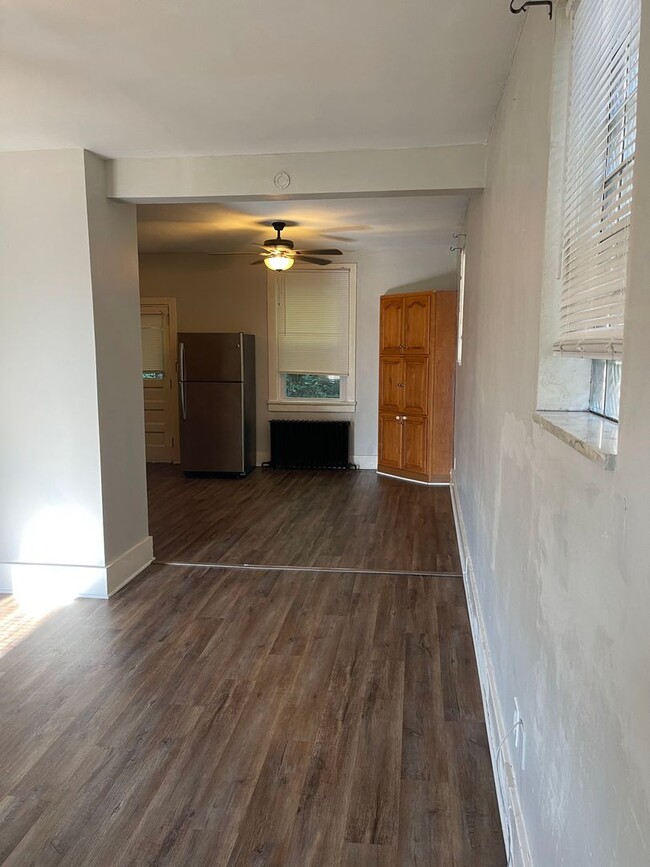 Building Photo - UPDATED 3 BR / 1 BATH HOME WITH OFFICE, NE...