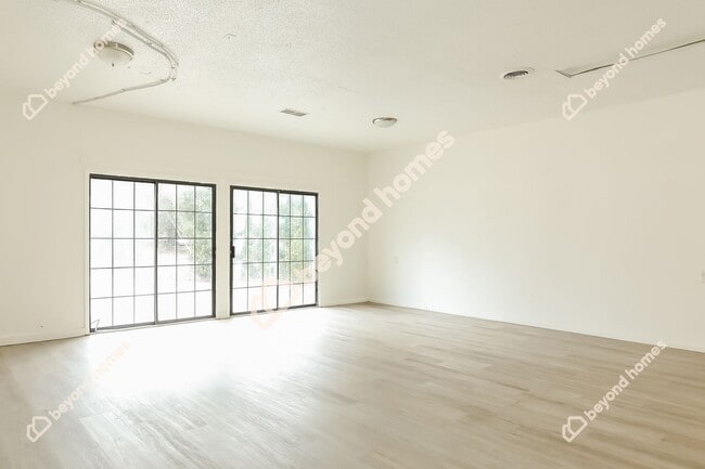 Building Photo - This Cozy 4 bedroom / 2 full bath and 2,09...