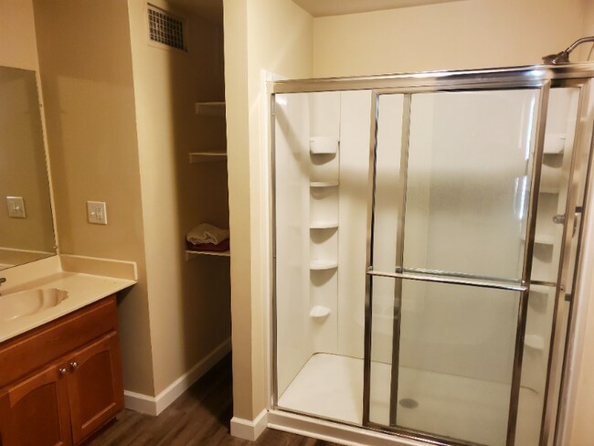 Building Photo - 53 Benton St